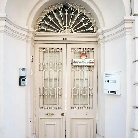 בית אירוח Five Trees