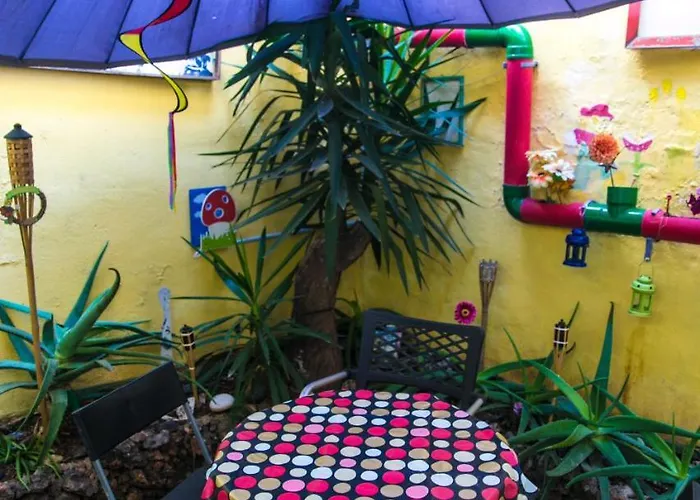 Five Trees Homestay *